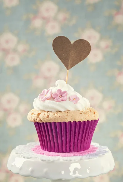 Cupcake met een cakepick — Stockfoto