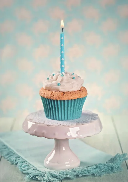 Cupcake mit Geburtstagskerze — Stockfoto