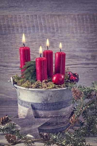 四个红色的圣诞蜡烛 — 图库照片