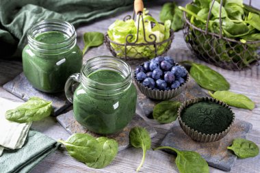 Spirulina ile yeşil smoothie