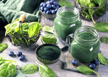 Spirulina ile yeşil smoothie