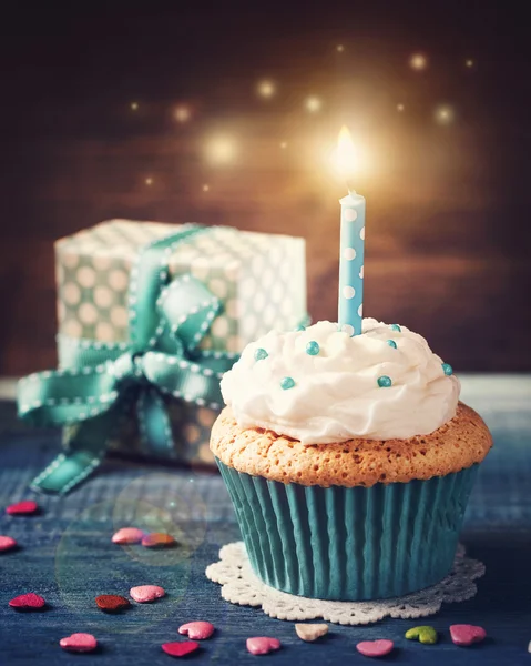 Cupcake met verjaardagskaars — Stockfoto