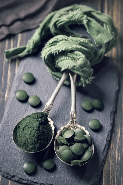 Spirulina hapları ve toz — Stok fotoğraf