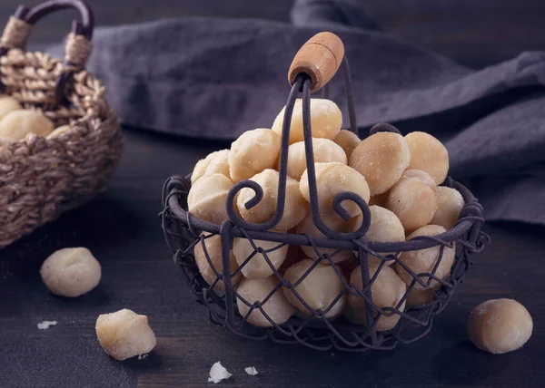 Macadamia Noten Geïsoleerd Een Donkere Houten Achtergrond — Stockfoto