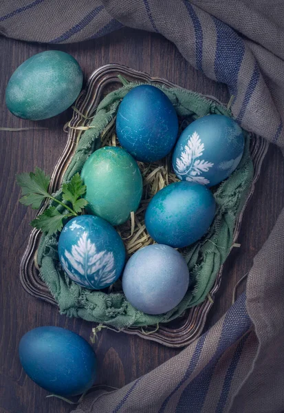 Uova Pasqua Tinte Naturali Uno Sfondo Legno Colorato Con Cavolo — Foto Stock