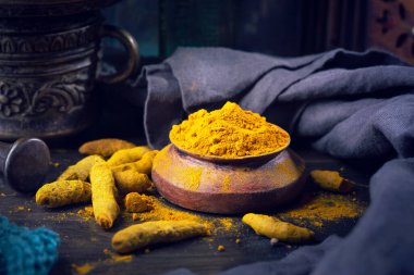 Kurumuş zerdeçal kökleri ve tozu ile sakin bir hayat