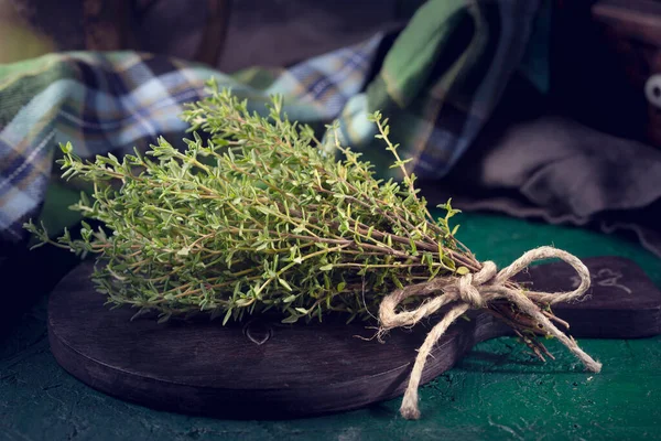 Stilleven Met Verse Tijm Groene Achtergrond — Stockfoto