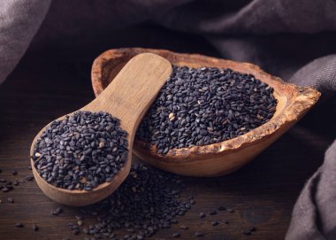 Kaşık içinde siyah susam