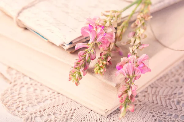 Gammal Bok Och Blommor Bordet — Stockfoto