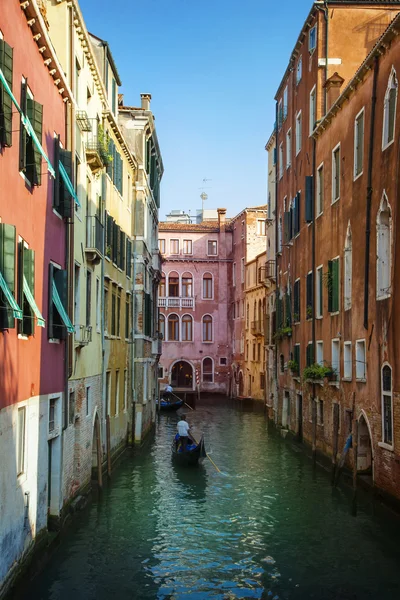 Canal de água estreito — Fotografia de Stock