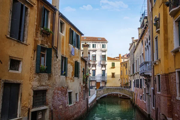 Canal de água estreito — Fotografia de Stock