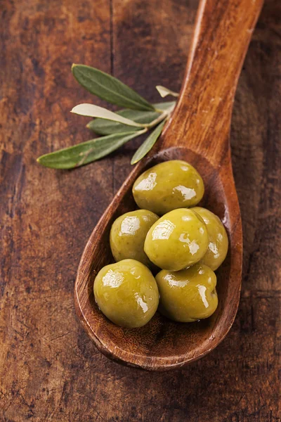 Cuchara con aceitunas verdes —  Fotos de Stock