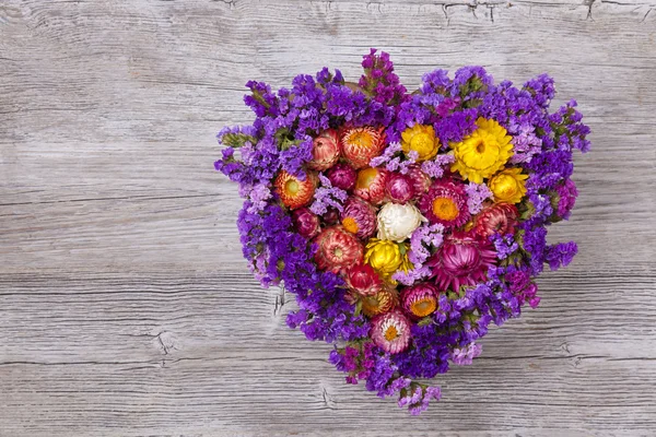 心脏形的花花圈 — 图库照片