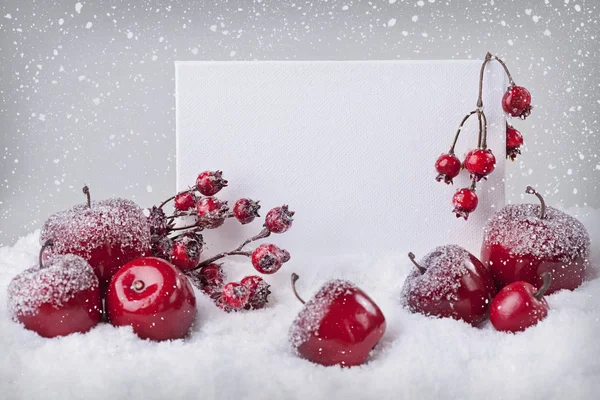 Signo en blanco con decoraciones rojas de Navidad —  Fotos de Stock