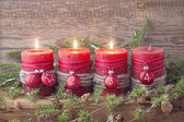 Čtyři červené vánoční svíčka