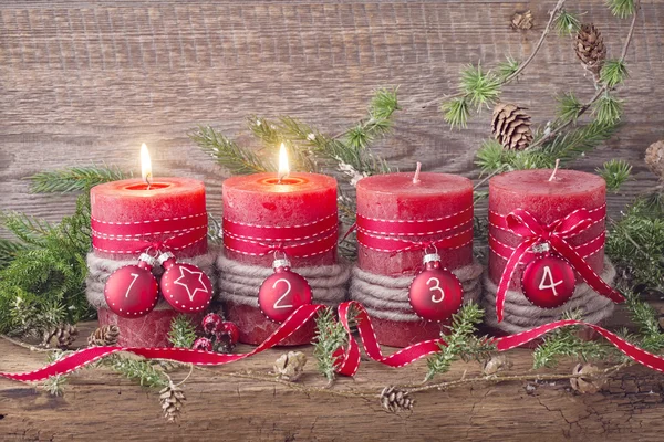 Τέσσερις κόκκινο χριστουγεννιάτικο κερί — Φωτογραφία Αρχείου