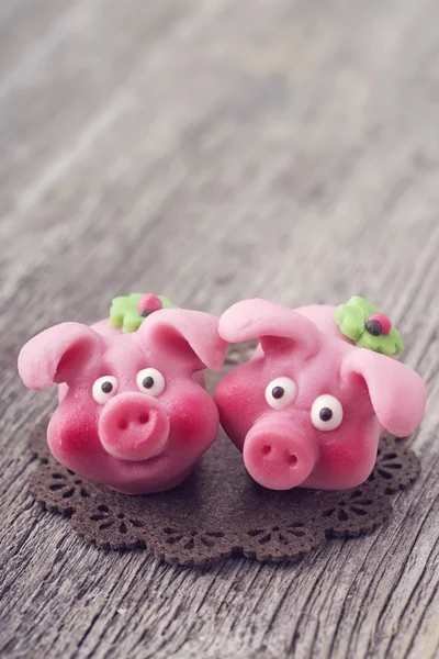 Марципановые свиньи — стоковое фото
