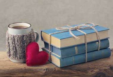 Bir yığın eski kitap.