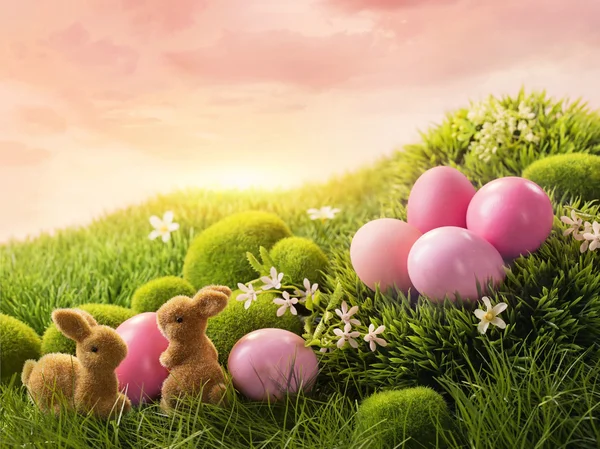Różowe jaja wielkanocne i królik — Zdjęcie stockowe