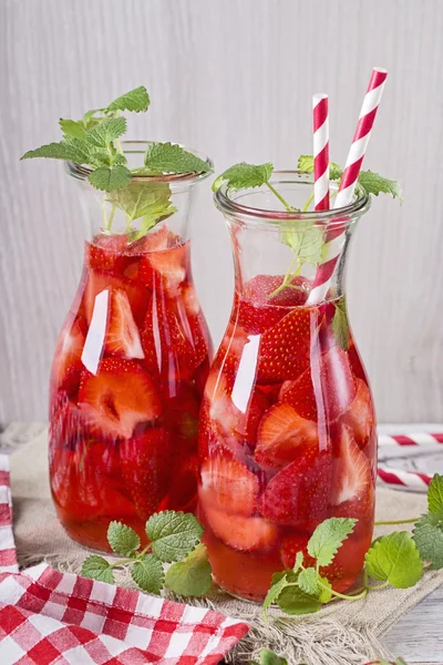 Summer drink with strawberry — Stock Photo, Image