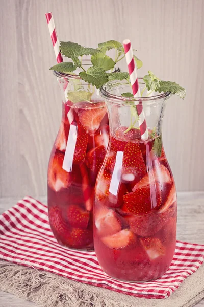 Summer drink with strawberry — Stock Photo, Image
