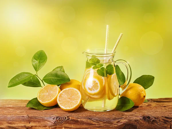 Летний лимонный напиток — стоковое фото