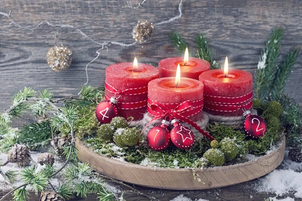 Vier rote Weihnachtskerzen — Stockfoto