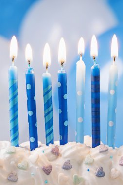 Doğum günü mumları ve balon