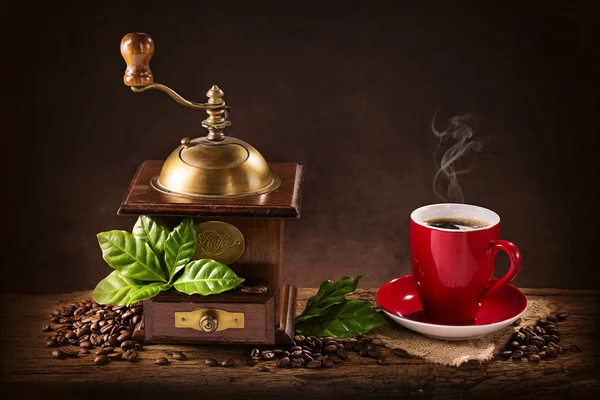 Koffiemolen en een kopje koffie — Stockfoto