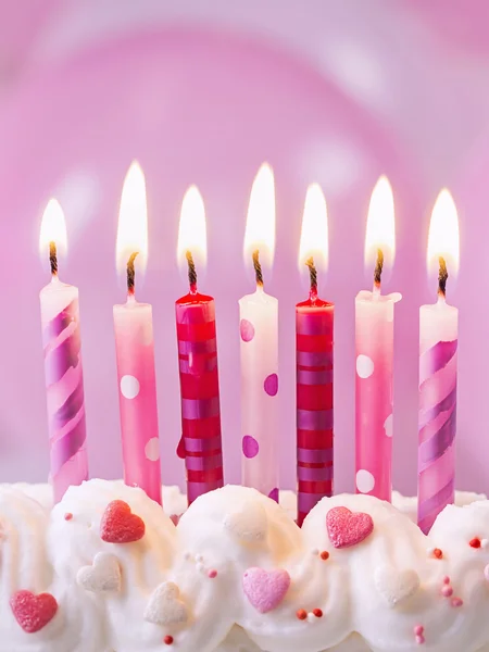 Розовые свечи в день рождения — стоковое фото