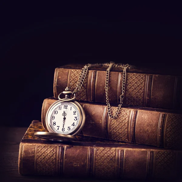 Εκλεκτής ποιότητας βιβλία και ένα ρολόι — Φωτογραφία Αρχείου