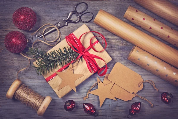 Carta da imballaggio e un regalo — Foto Stock