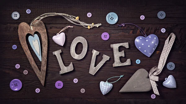 Lettere di legno amore e cuori — Foto Stock