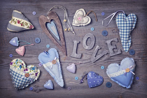 Lettere di legno amore e cuori — Foto Stock