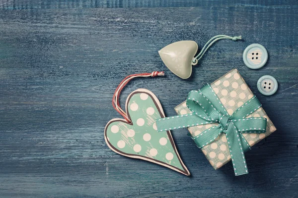 Geschenkbox und Herzen — Stockfoto