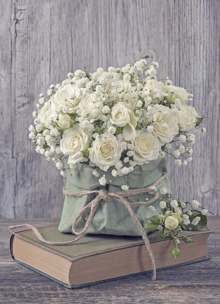 Fehér Rózsa és egy könyv — Stock Fotó