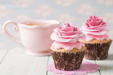 Tatlı gül çiçek ile cupcakes