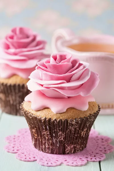 Cupcakes with rose flowers — Stock Photo, Image