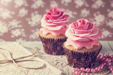 Tatlı gül çiçek ile cupcakes