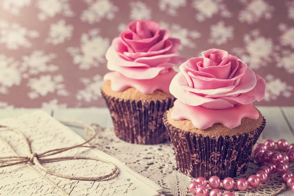 Cupcakes com flores de rosa doce — Fotografia de Stock