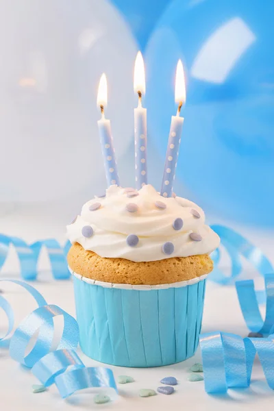 Blaue Tasse Kuchen mit Geburtstagskerzen — Stockfoto