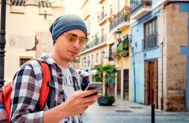 yakışıklı delikanlı Smartphone kullanarak