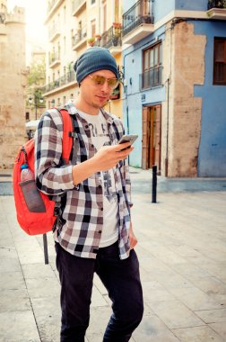 Avrupa bir kasabada Street akıllı telefon kullanan genç yakışıklı adam.