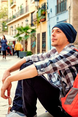 Street Avrupa bir kasabada genç yakışıklı adam.