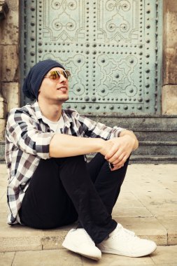 yakışıklı delikanlı Street