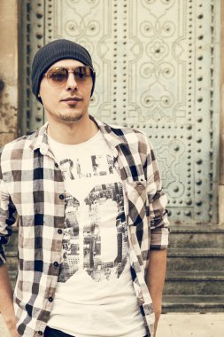 yakışıklı delikanlı Street