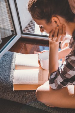 genç güzel kadın kahve içme