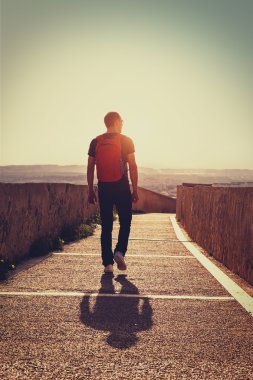 Sırt çantası ile genç Gezgin