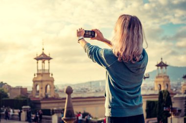 genç kadın bir şehir bir resim çekmek