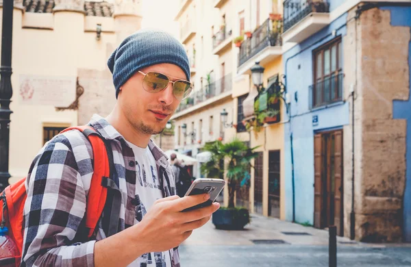 Ung vacker man använder smartphone — Stockfoto